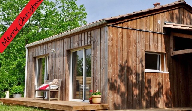 Cottage on the farm BIO, independent wooden house, on the hillside of the Garonne