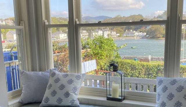 Cottage on the harbour front with sea and mountain views in glorious Snowdonia