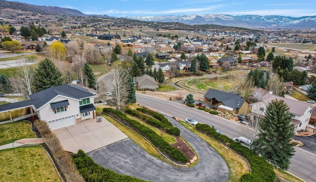 Cottage on the hill, sleeps 6, views, gym, office