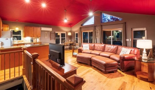 Cottage on The Knoll (HOT TUB)