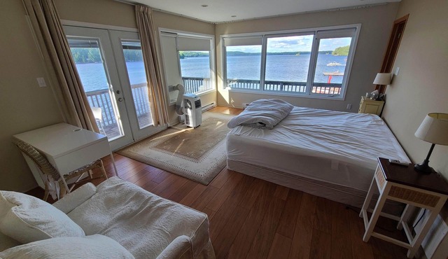 Cottage on the lake! Beautiful 4 bedroom + 3 bath!