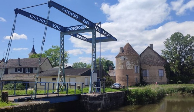 Cottage on the outskirts of the pretty town of Tannay near the Nivernais Canal.