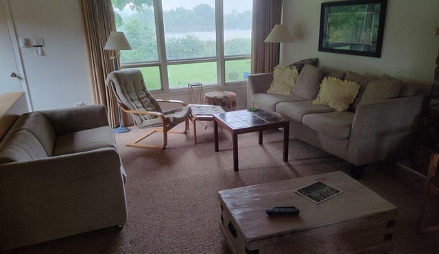 Cottage on the PondnModern furnished 4 bedroom house on a private pond