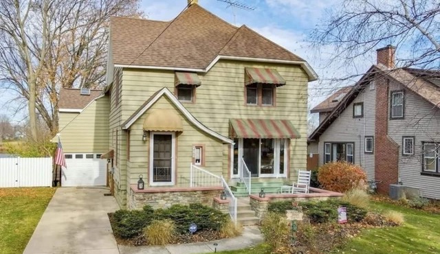 Cottage on the Rock, a spacious 5-bedroom house on the Rock River