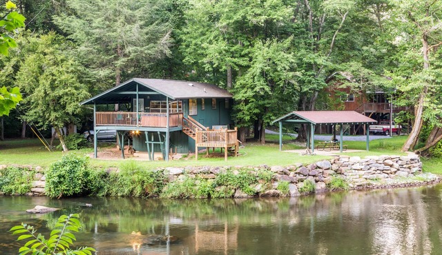 Cottage on the Tuckasegee River with firepit, picnic area, hot tub, & AC