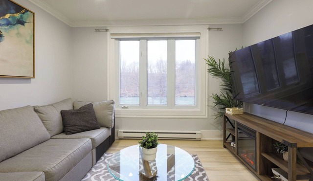 Cottage on the Water | Hot Tub | 15 min to Beach, Wineries, Niagara Falls |