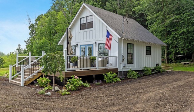 Cottage on Wabasis Lake. Pets welcome. Pontoon, kayaks, SUP boards, hot tub!