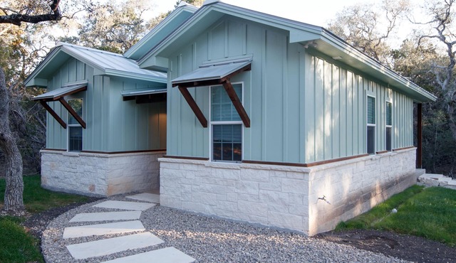 Cottage on wooded acreage in Texas Hill Country. 5 miles from Wimberley.