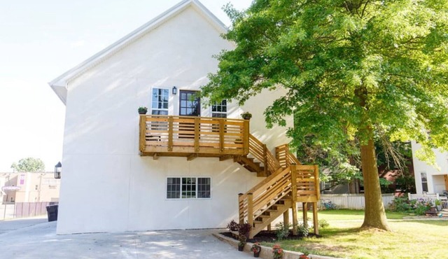 Cottage Park Carriage House. Rest & Explore with Hollyhock