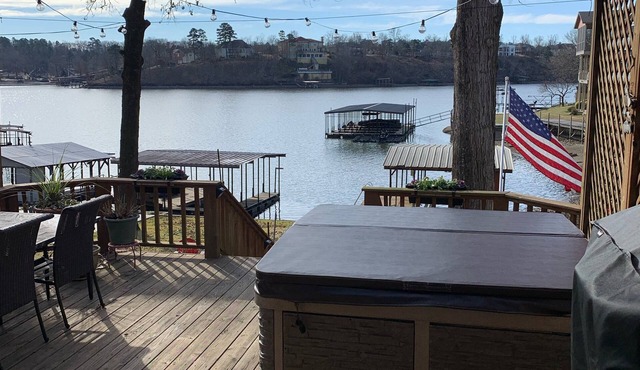 Cottage -Private Hot Tub, Fire Pit, Covered Deck, 20 steps from Lake Hamilton