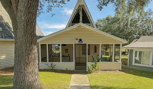 Cottage-Pvt lake & pool access Near Disney w/porch