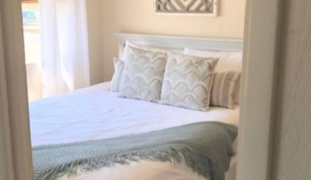 Cottage Queen One-Bedroom | Ocean Glass Inn | with Kitchen & Parking