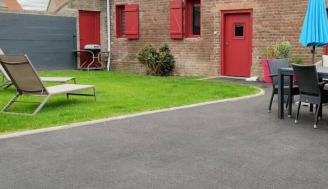 Cottage red shutters for 2 to 5 people