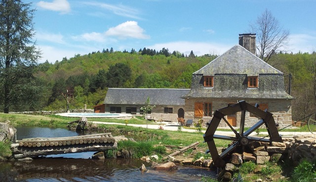 Cottage renovated on the ruins of the XV th Century, relaxation area (Jacuzzi) and swimming