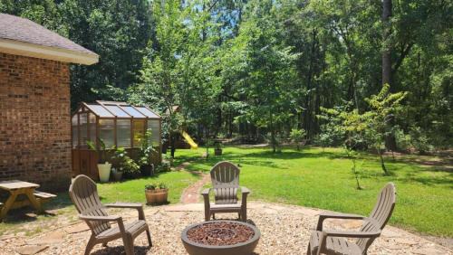 Cottage Retreat Family Pet Friendly w-Firepit