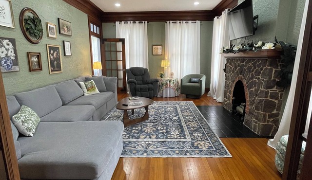 Cottage Retreat in Meridian - where vintage charm meets modern comfort.nSleeps 6
