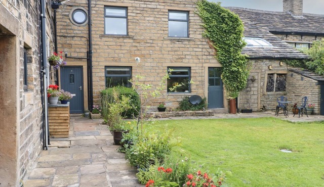 COTTAGE ROUND T'CORNER, pet friendly, with open fire in Honley