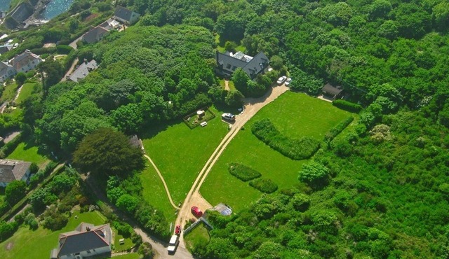 Cottage set in 2 acres, next to coast path, short walk to beach, pub & cafe! 😎