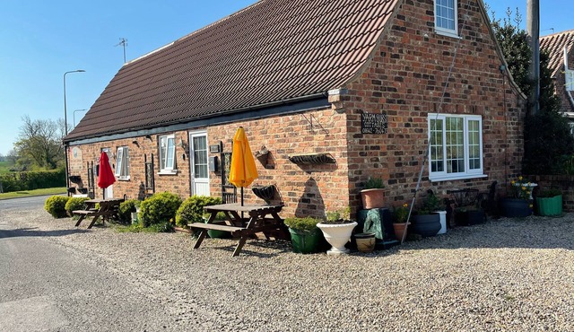 COTTAGE SLEEPING 12 S/C. B&B ADJOINING FOX COVERT PUB YARM