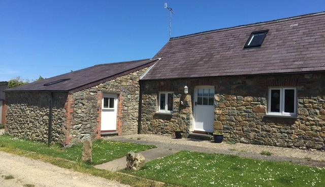 Cottage sleeping up to 6 in 3 bedrooms, peaceful. 1 mile to Newport Town Centre