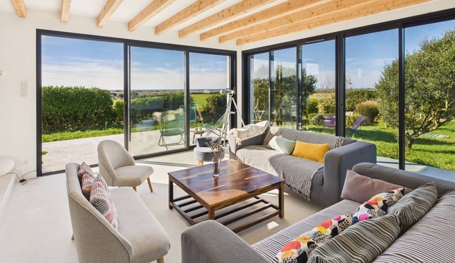 Cottage- Sleeps 10 - Sea view