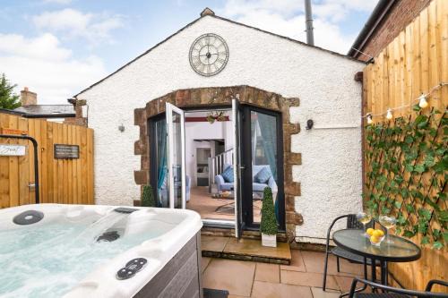 Cottage - Sleeps 3 hot tub & pet friendly