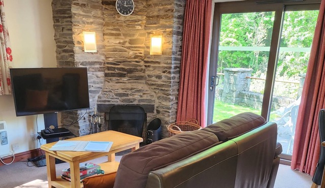 Cottage - sleeps 4, pet friendly, real fire