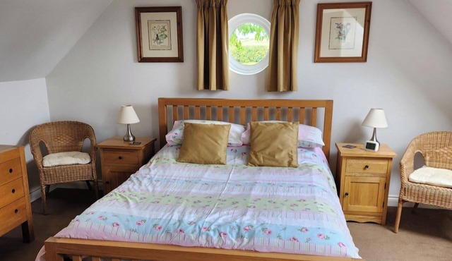 Cottage Sleeps 4 - Pet Friendly w Free Parking