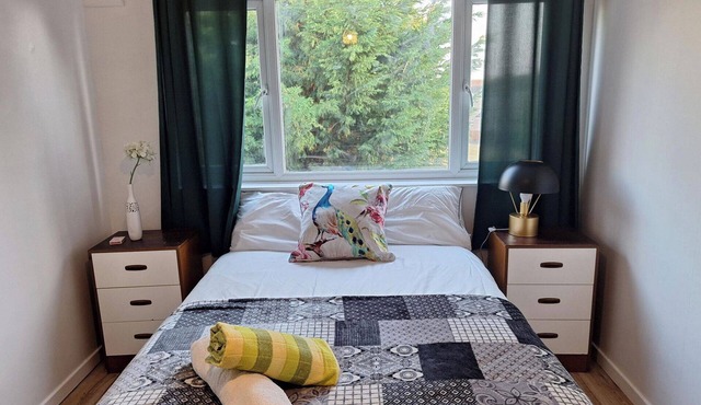 Cottage - Sleeps 4 - Parking - WiFi