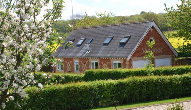 Cottage Sleeps 4 - Pet Friendly w Free Parking