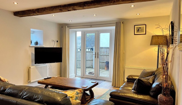 Cottage - Sleeps 6 - Garden & Parking