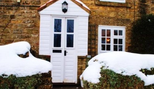 Cottage Sleeps3-fireplace-balcony-garden-mountain