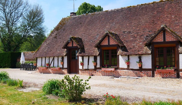 Cottage Sologne with private pond view, fishing, near Chambord