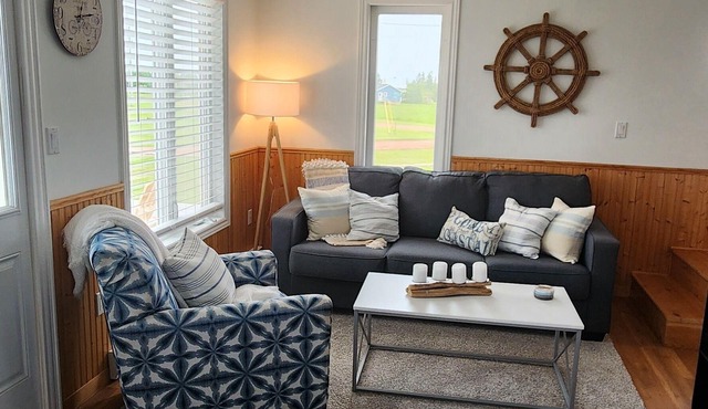 Cottage steps away from Thunder Cove Beach and a surround views of the ocean