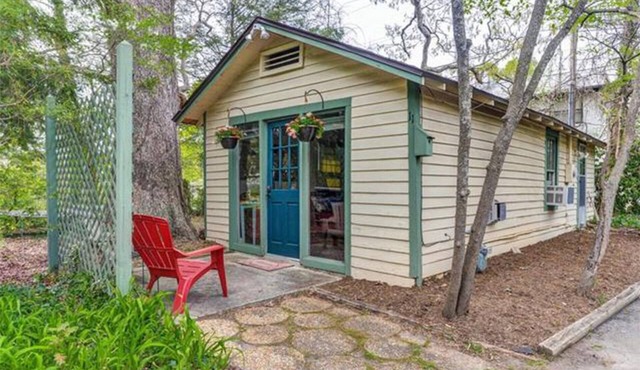 Cottage Studio - private patio/yard! LOCATION!