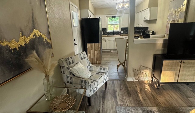 Cottage style home close to downtown and pet friendly