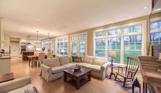 cottage style home with the immunities near to city and nature