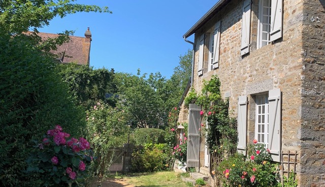 Cottage-style house between countryside and sea