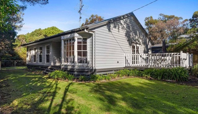 Cottage style weatherboard house 5 min walk to Red rocks Beach.
