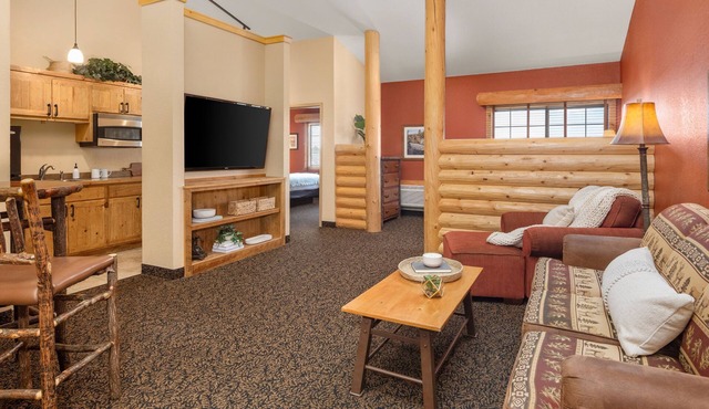 Cottage Suite With Full Kitchen, Access to Pool, Hot Tub, and Gym