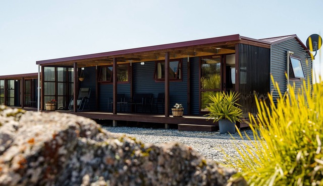 Cottage Tahi offers spectacular mountain views from the patio