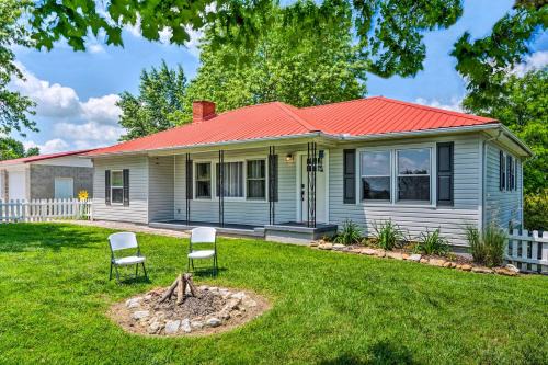 Cottage w/Deck & BBQ: 2 Mi to Dale Hollow Lake!