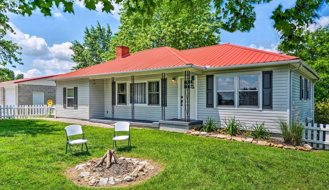 Cottage w/Deck & BBQ: 2 Mi to Dale Hollow Lake!