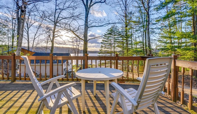 Cottage w/Deck & Bluff Lake Views: Walk to Beach!