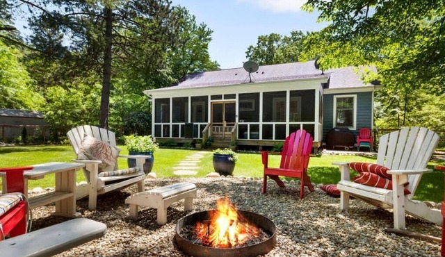 Cottage w/Firepit & Fireplace. Walk to Beach | Hidden Gem in Union Pier