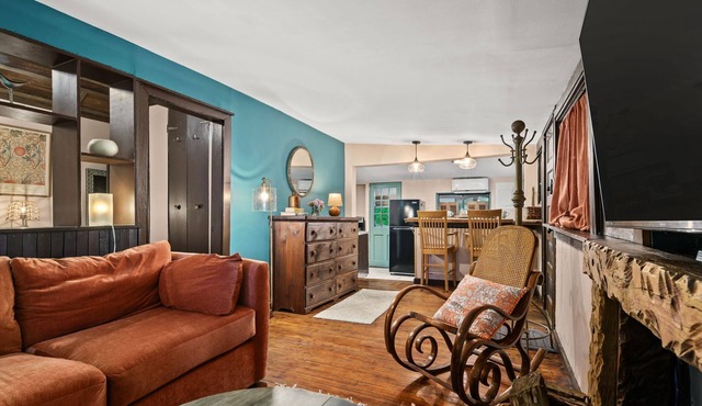 Cottage w/Fireplace, King Bed & Fenced in Yard