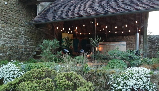 Cottage with hot tub in beautiful peaceful surroundings