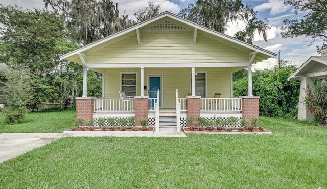 Cottage w/Fully Fenced in Yard Great Location