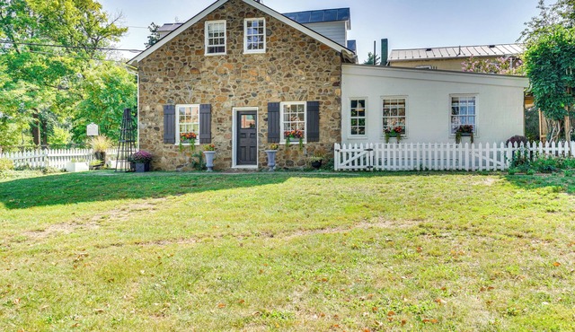 Cottage w/Furnished Patio & Garden: Dtwn Leesburg