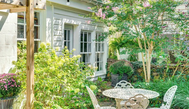 Cottage w/Furnished Patio & Garden: Dtwn Leesburg